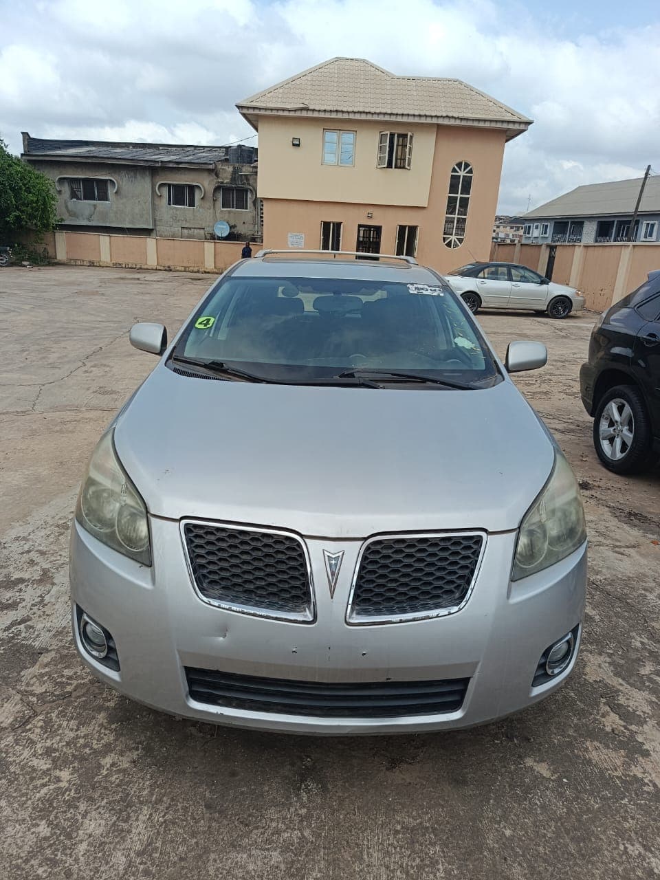 Silver Pontiac 2009.